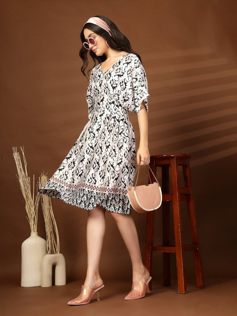 White &amp; Black Abstract Print fit &amp; flare V-Neck Dress