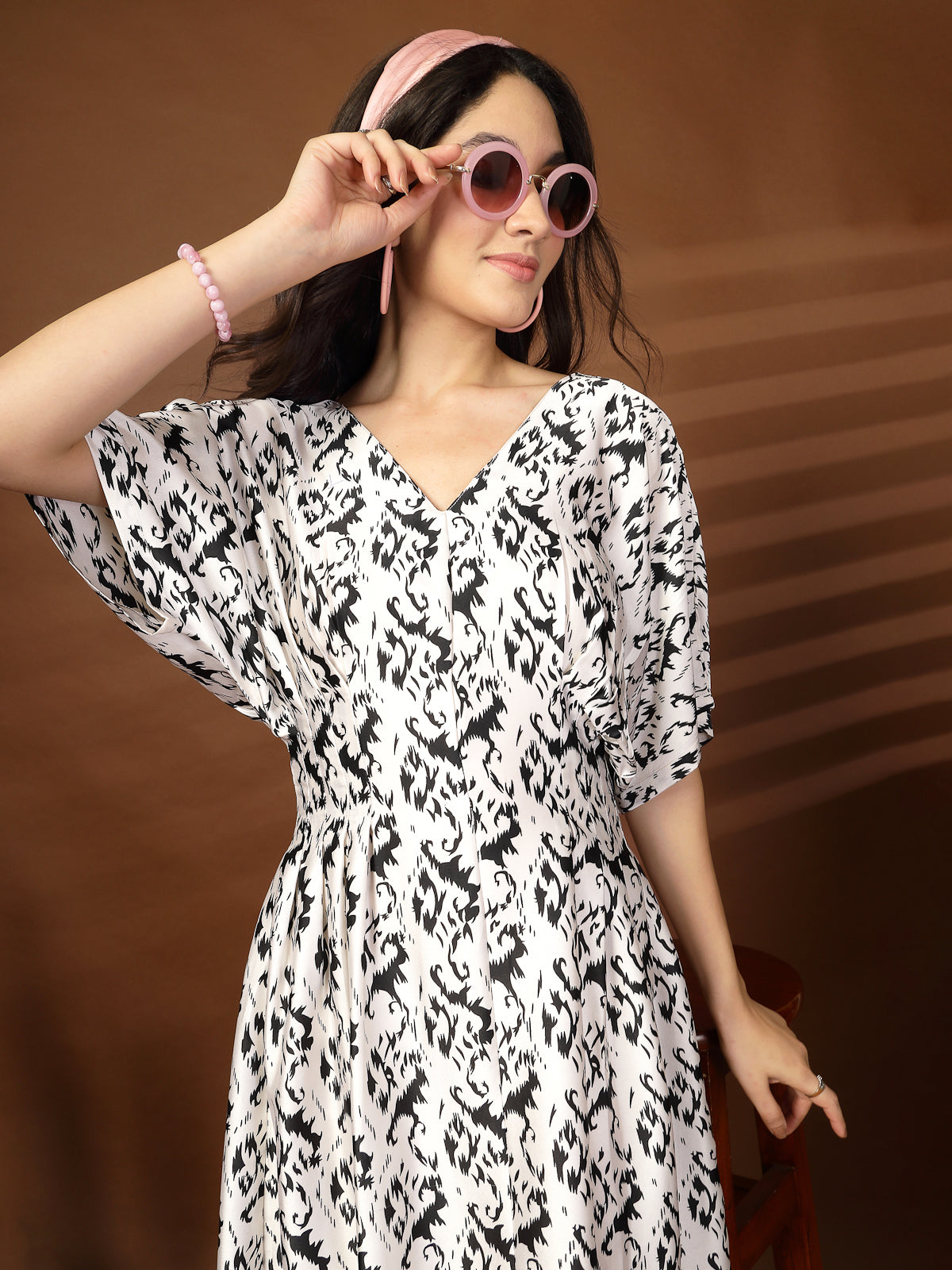 White &amp; Black Abstract Print fit &amp; flare V-Neck Dress